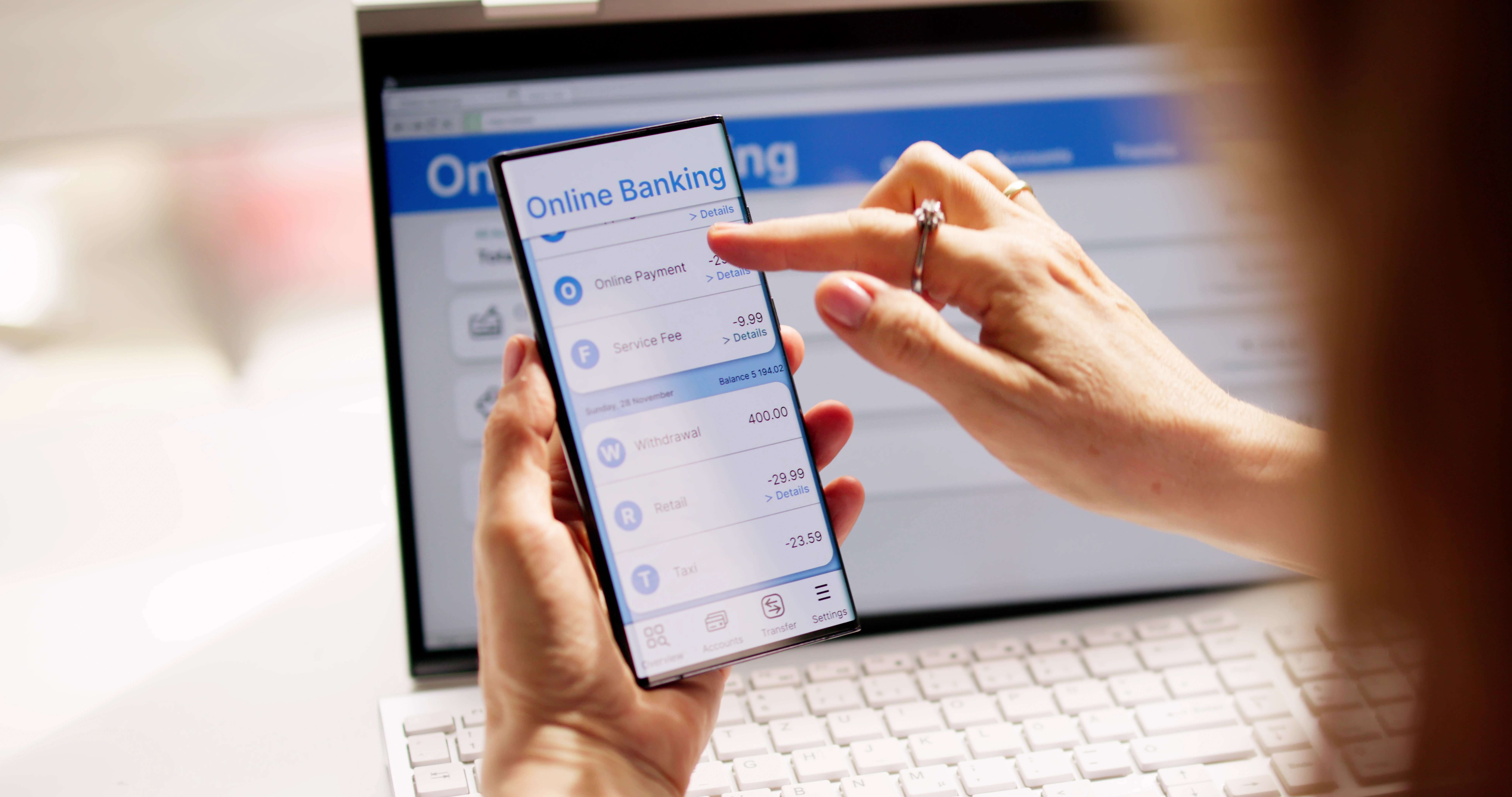 Online Banking vs. Mobile Banking: What’s the Difference?